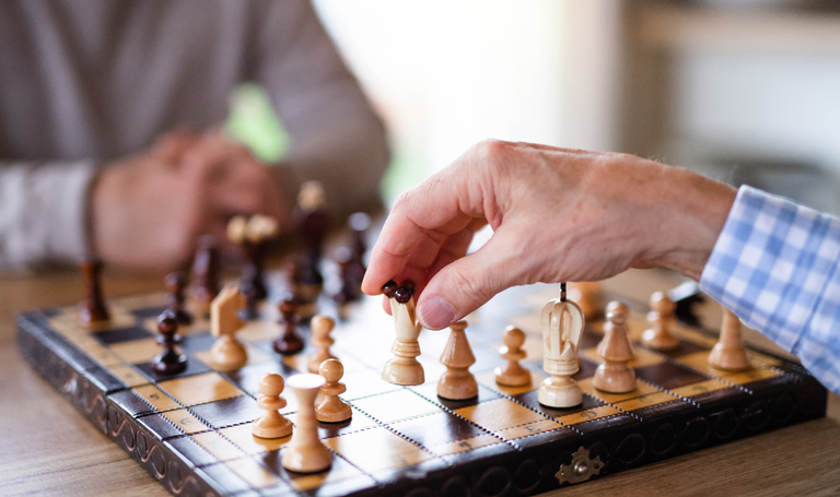 Board games for seniors: entertainment and stimulation