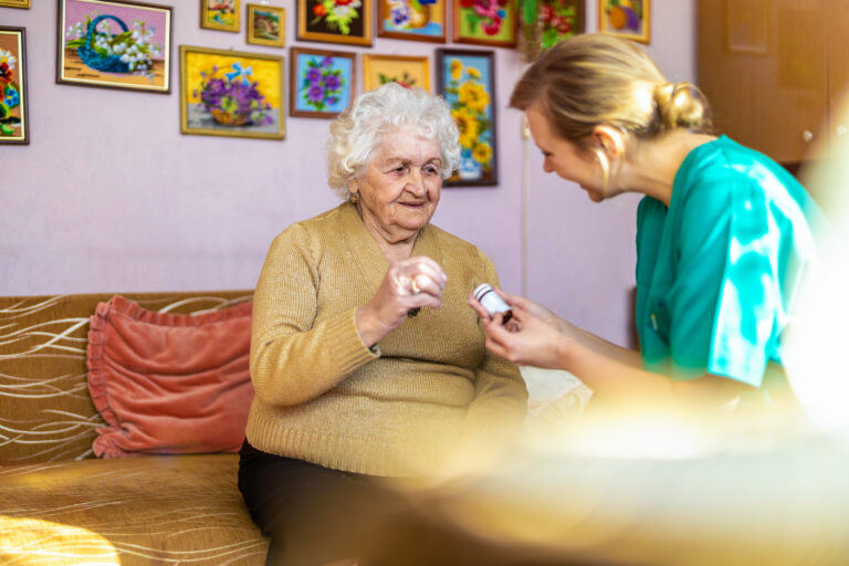 The OCU publishes the 10 quality criteria to take into account when hiring a home care service