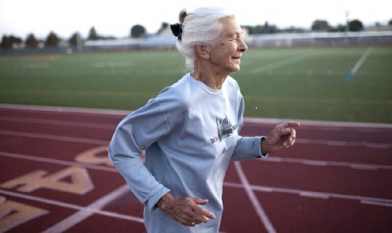 What benefits does running have for the elderly so that it has more and more followers?