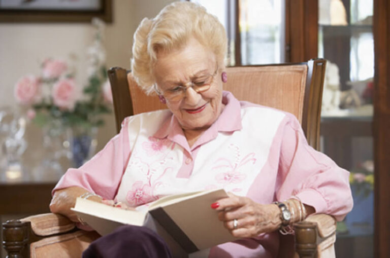 What benefits does reading have in the elderly?