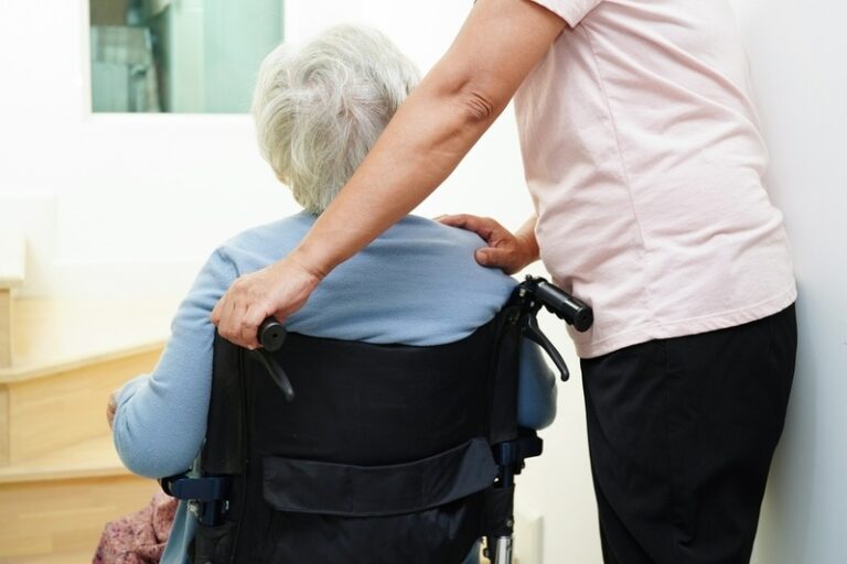 How to care for an elderly person with a hip fracture